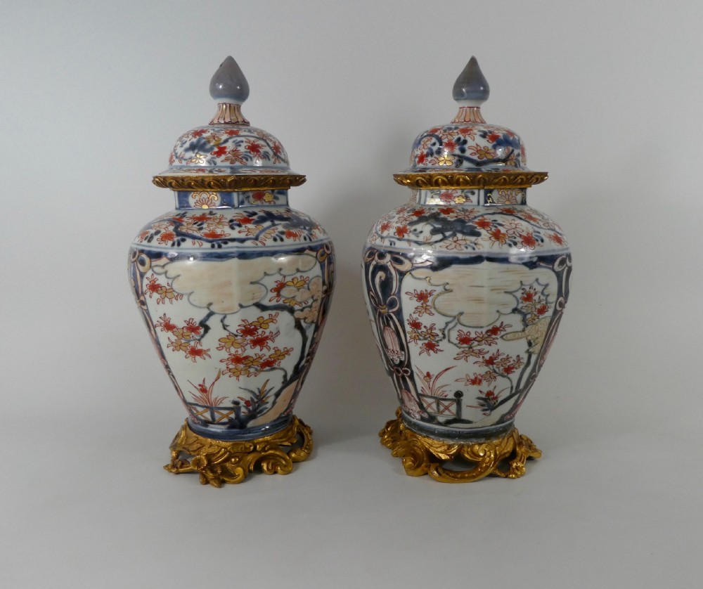 Pair Japanese Imari porcelain vases & covers, c. 1690. Genroku Period. View IX