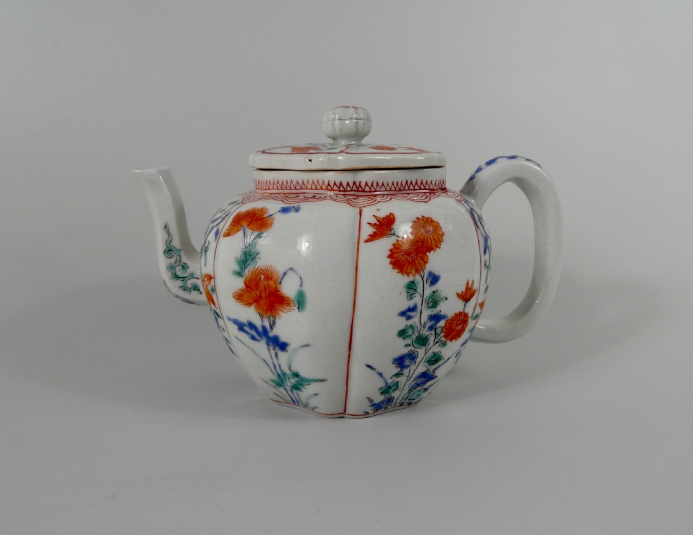 Kakiemon porcelain teapot & cover, c. 1680. Edo Period.