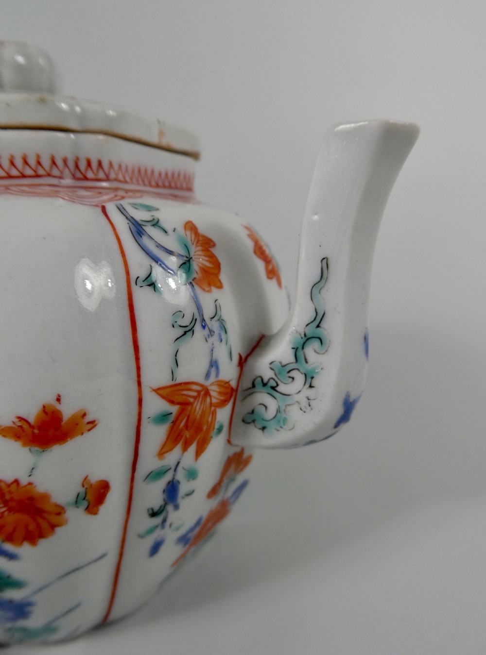 Kakiemon porcelain teapot & cover, c. 1680. Edo Period. View IX