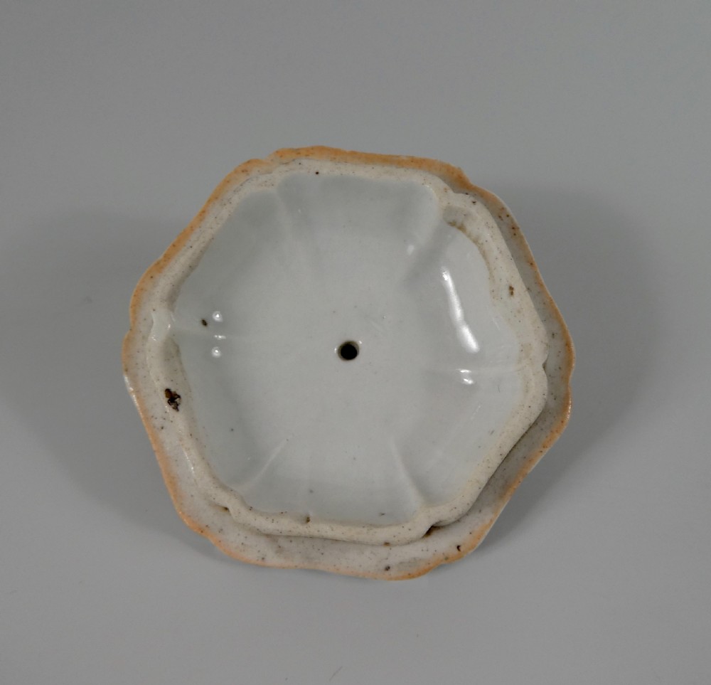 Kakiemon porcelain teapot & cover, c. 1680. Edo Period. View XV