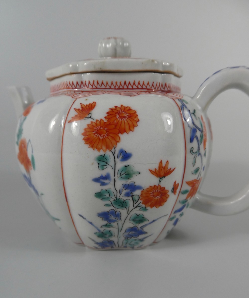 Kakiemon porcelain teapot & cover, c. 1680. Edo Period. View XVI