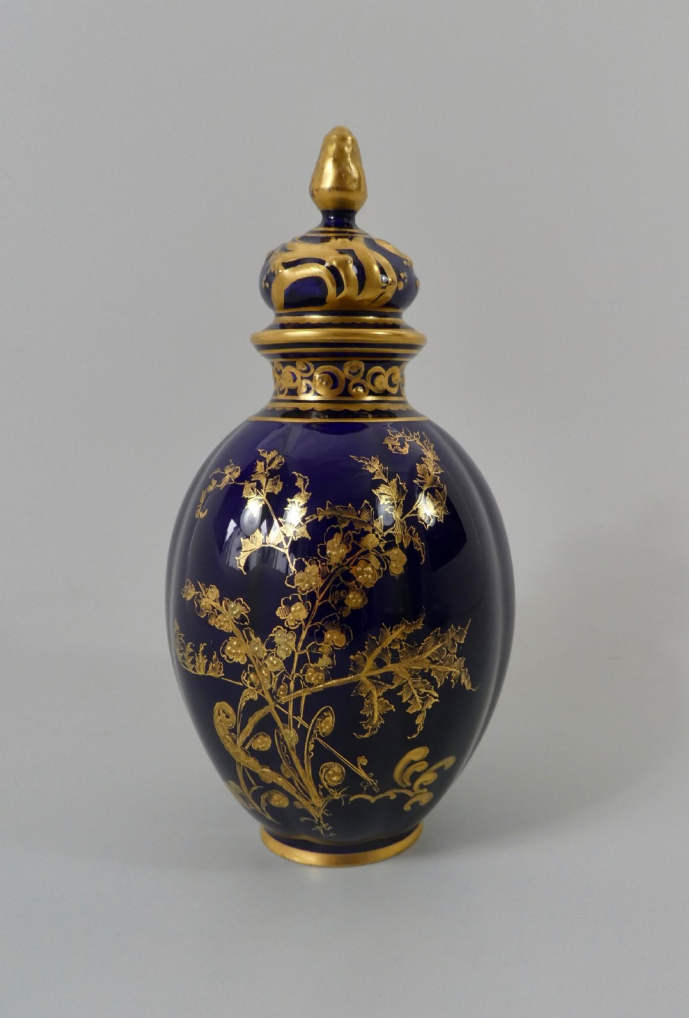 Royal Crown Derby porcelain vase & cover, dated 1909.