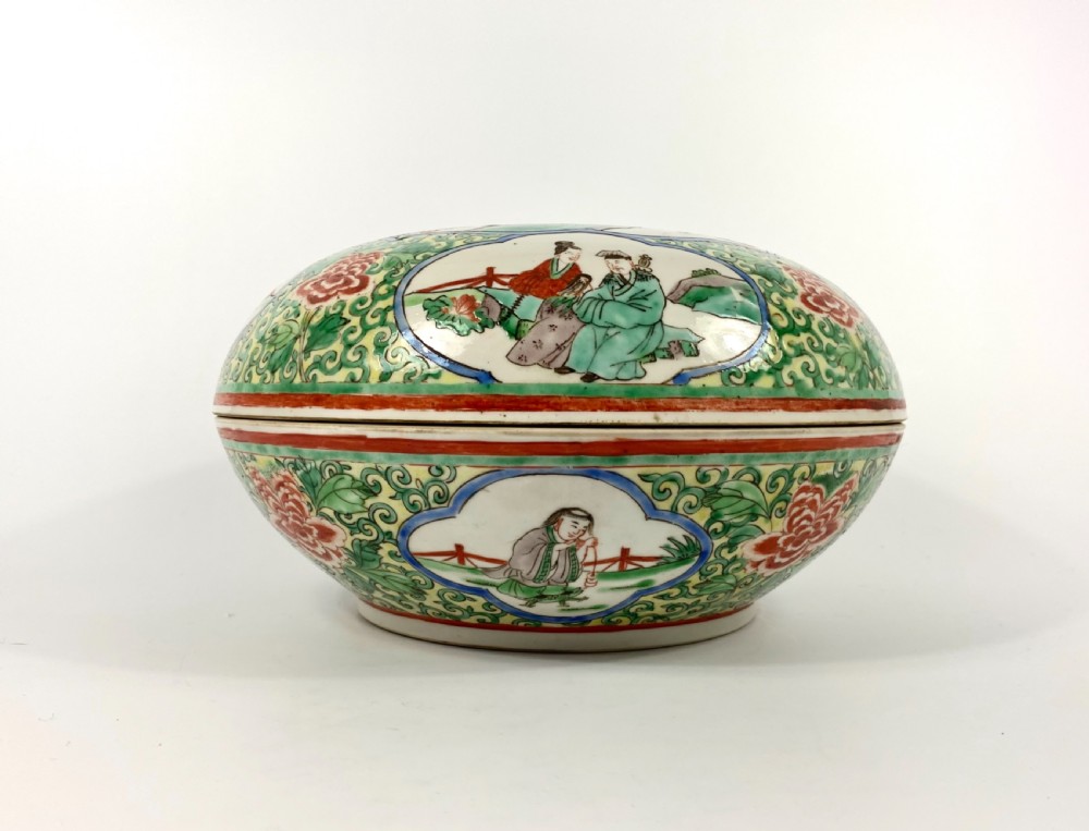 Large Chinese porcelain box and cover, c. 1900. Qing Dynasty. View IX