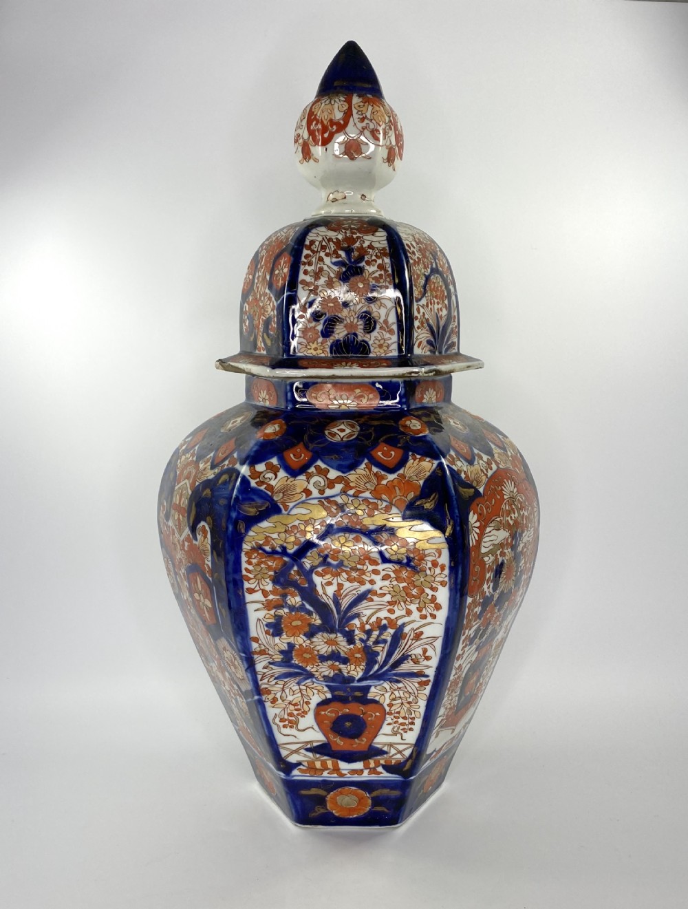 Japanese Imari vase & cover, c. 1890. Meiji Period.