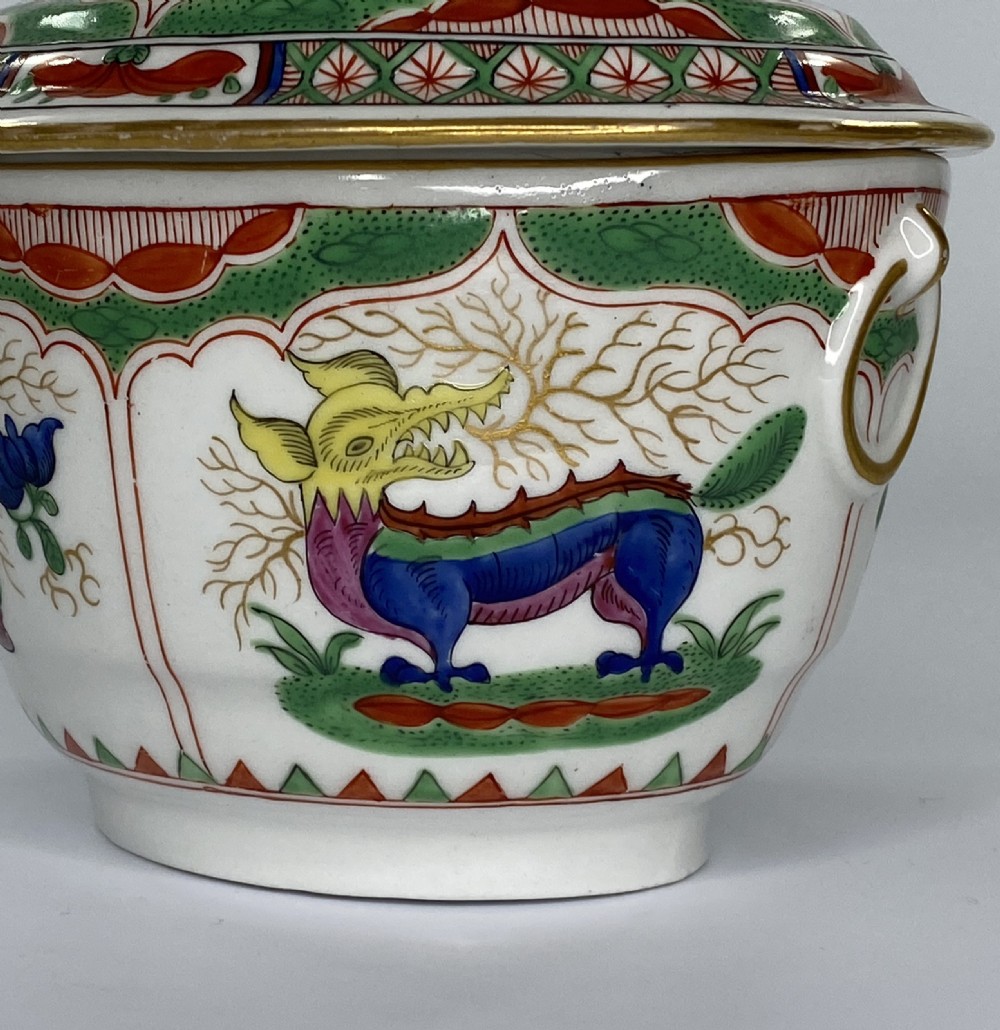 Worcester sucrier ‘Dragons in Compartments’, c. 1795. View V