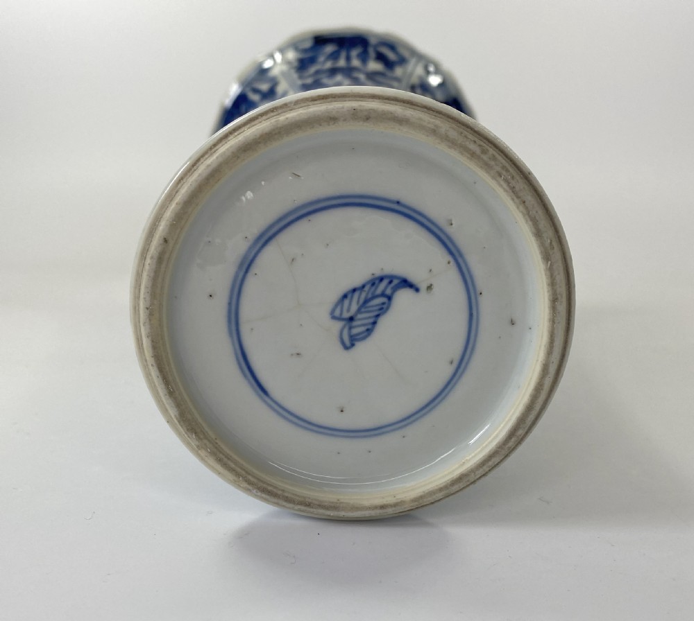 Chinese porcelain ‘Trumpet’ vase. Kangxi Period. View VII