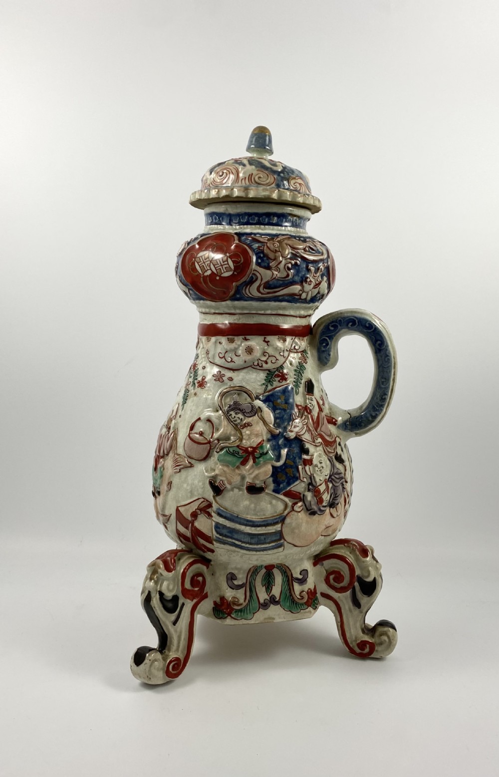 Imari porcelain coffee pot & cover, late 17th C. Edo Period.