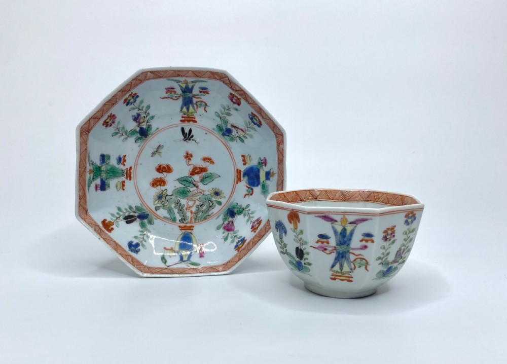 Worcester octagonal teabowl and saucer, famille verte, c. 1753.