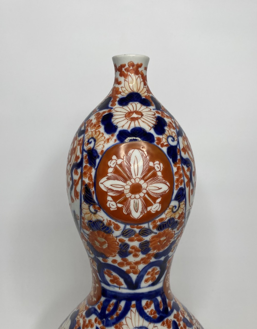 Japanese Imari double gourd vase, c. 1890, Meiji Period. View IV