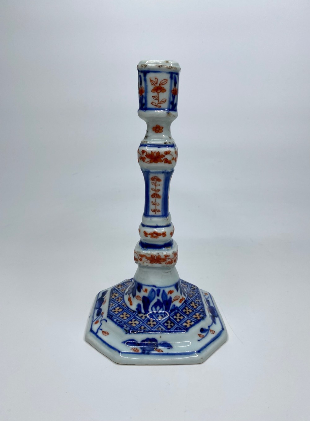 Chinese Imari candlesticks, c. 1720, Kangxi Period. View III
