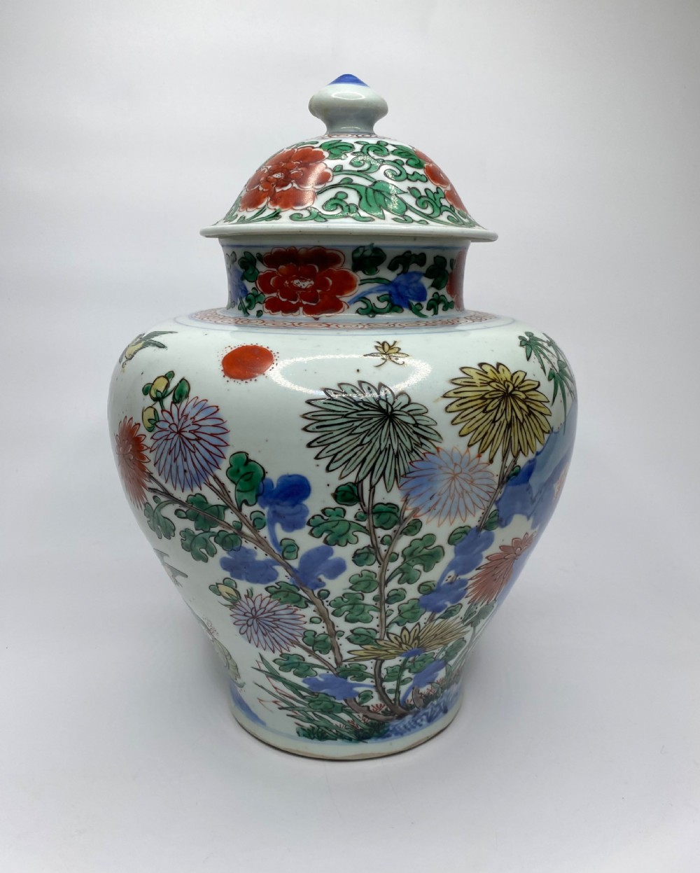 Chinese Wucai jar & cover. Shunzhi Period, c. 1650. View IV