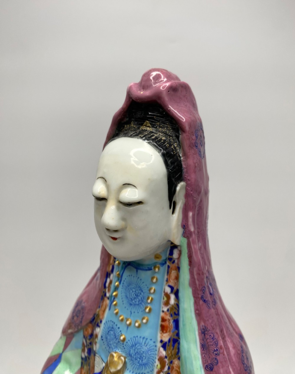 Chinese porcelain Guanyin and stand, 19th C. Qing Period. View VII