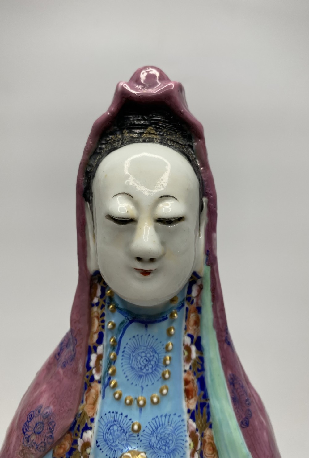 Chinese porcelain Guanyin and stand, 19th C. Qing Period. View VIII