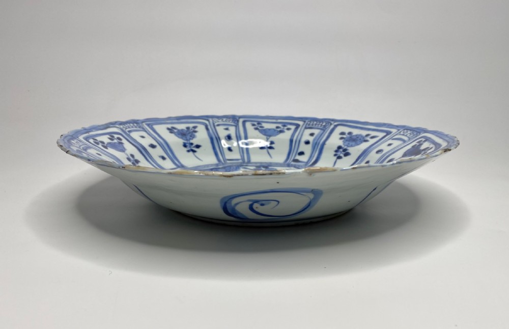 Chinese Kraak porcelain charger, Wanli, 1573-1619. Ming Period. View IV