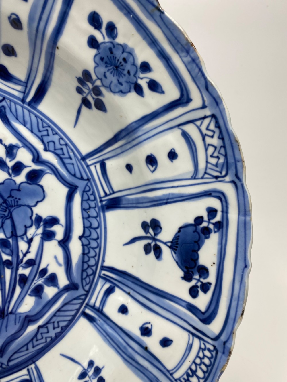 Chinese Kraak porcelain charger, Wanli, 1573-1619. Ming Period. View VI