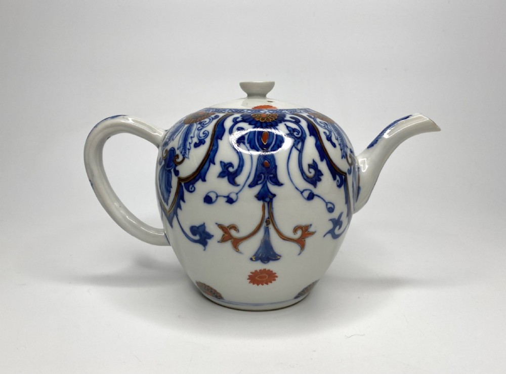 Chinese porcelain teapot, c. 1720. Kangxi Period.