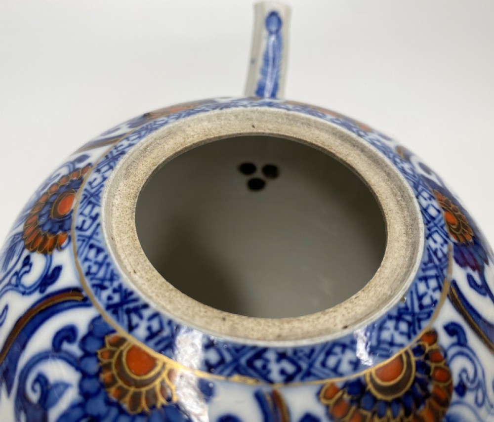Chinese porcelain teapot, c. 1720. Kangxi Period. View VII