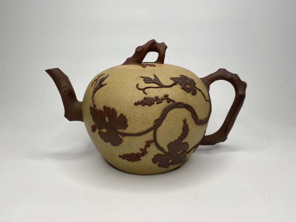 Chinese Yixing large stoneware teapot, 18th Century. Qing dynasty