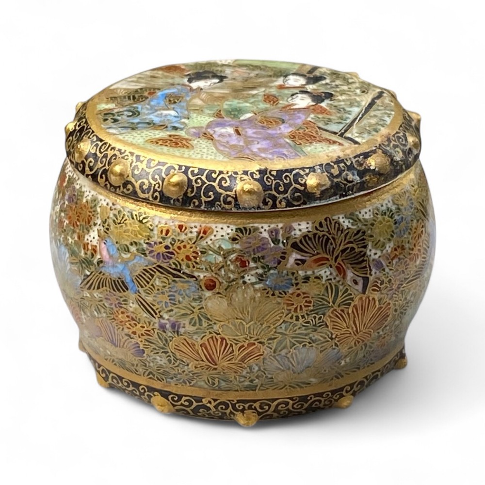 Satsuma pottery box, signed Kikkoen, Meiji Period.