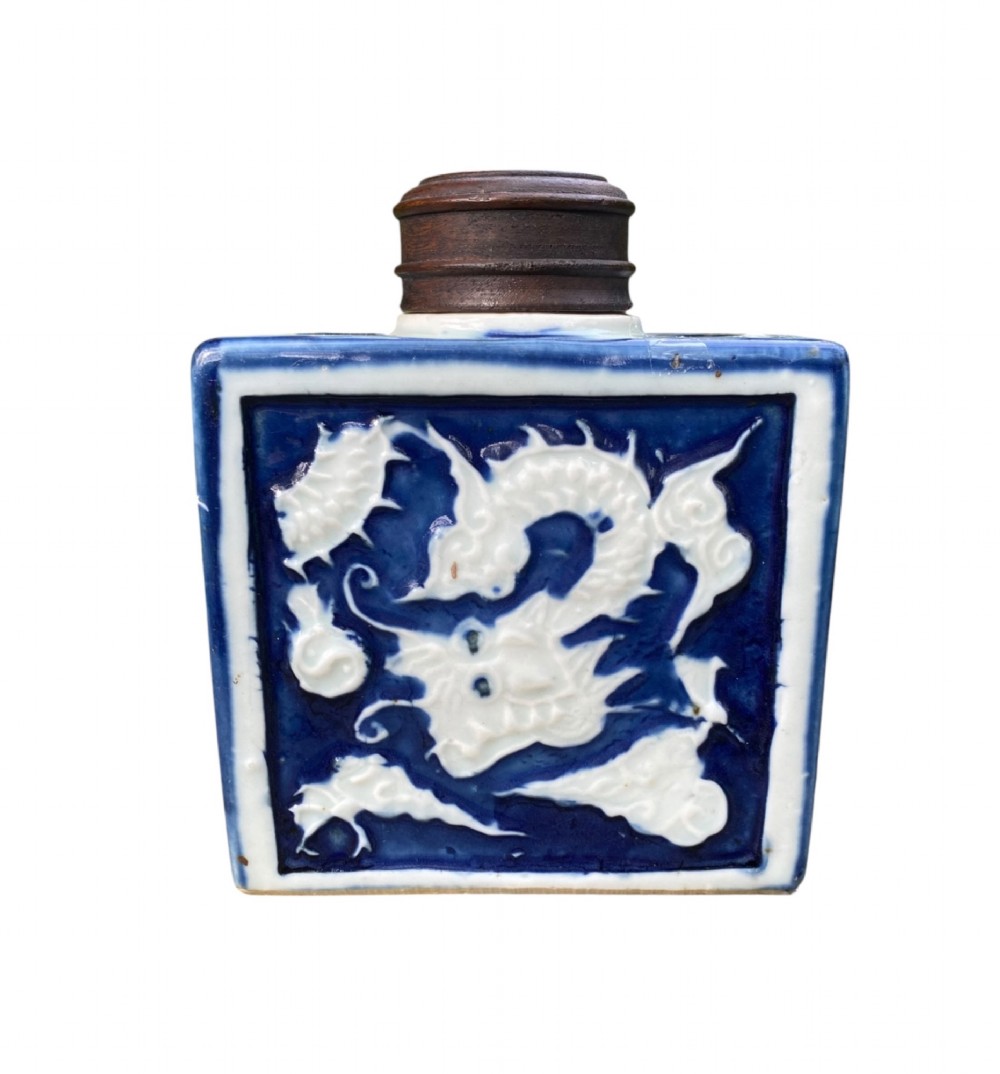 Chinese porcelain tea caddy, Dragons, 18th Century, Qing Dynasty.