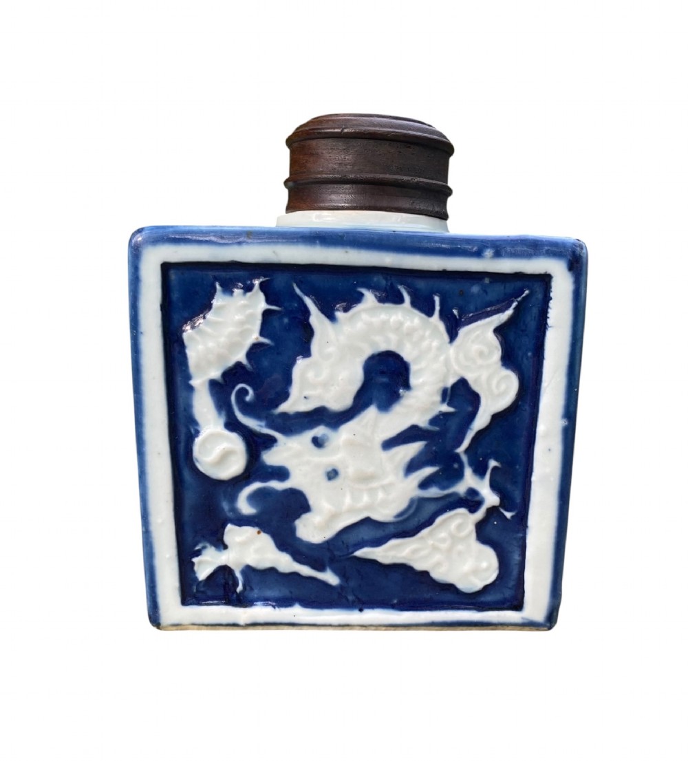 Chinese porcelain tea caddy, Dragons, 18th Century, Qing Dynasty. View IV