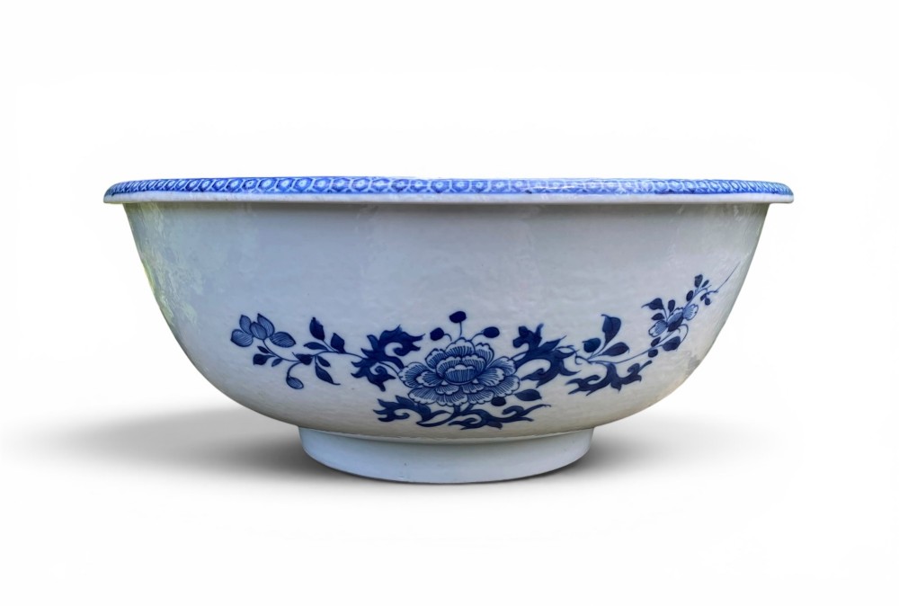 Chinese porcelain basin, c.1760, Qianlong Period. View III
