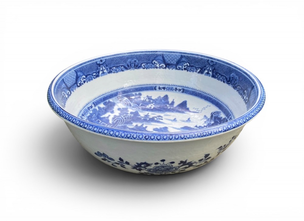 Chinese porcelain basin, c.1760, Qianlong Period. View IV