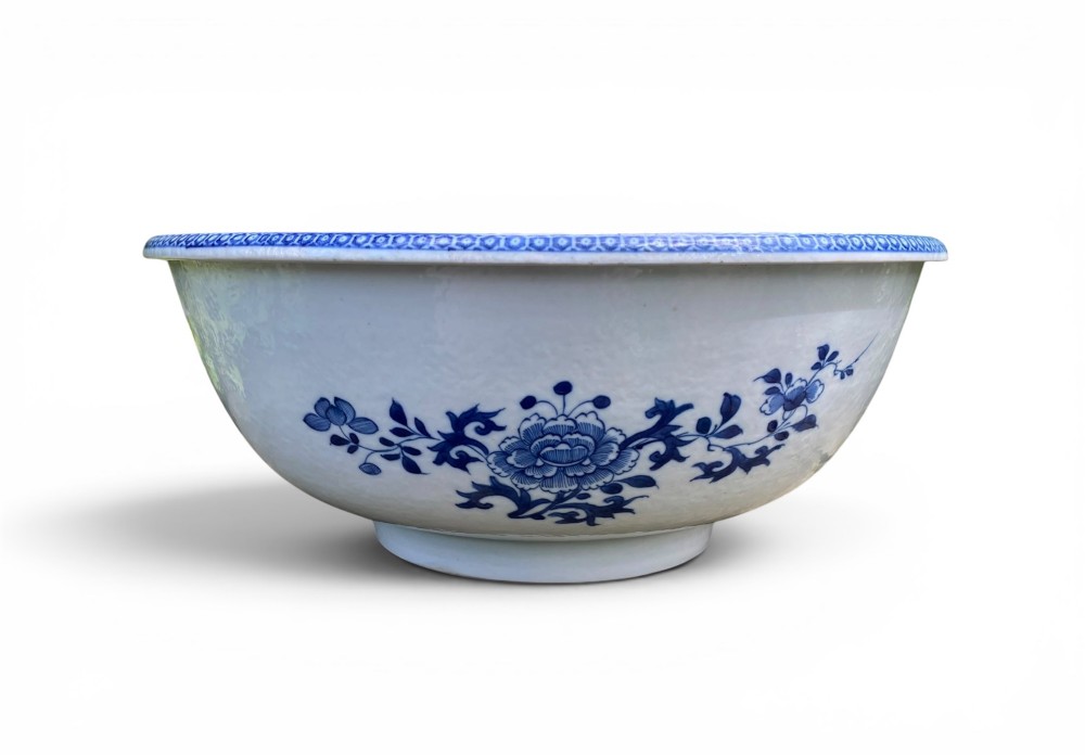 Chinese porcelain basin, c.1760, Qianlong Period. View VI