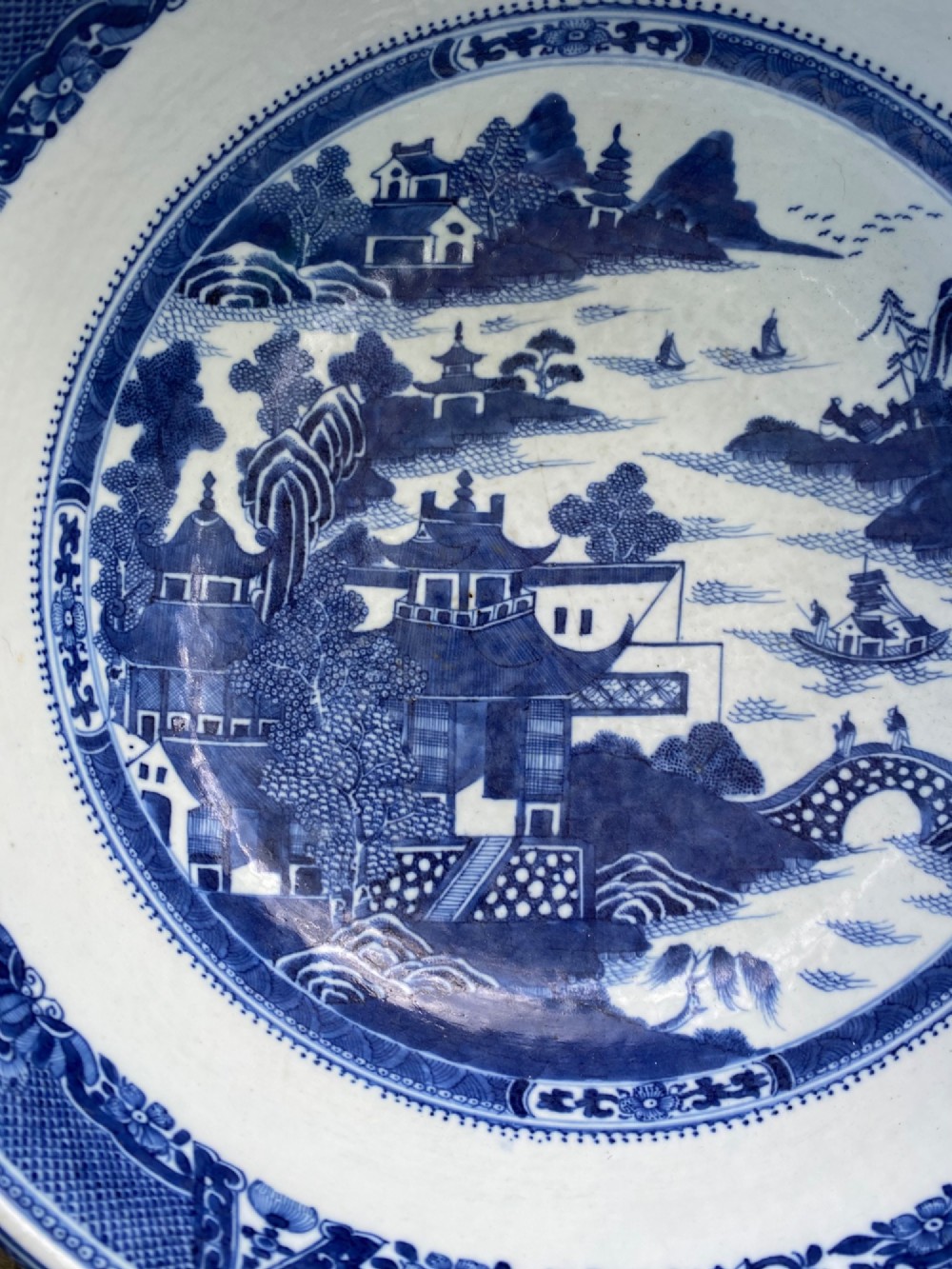Chinese porcelain basin, c.1760, Qianlong Period. View VIII