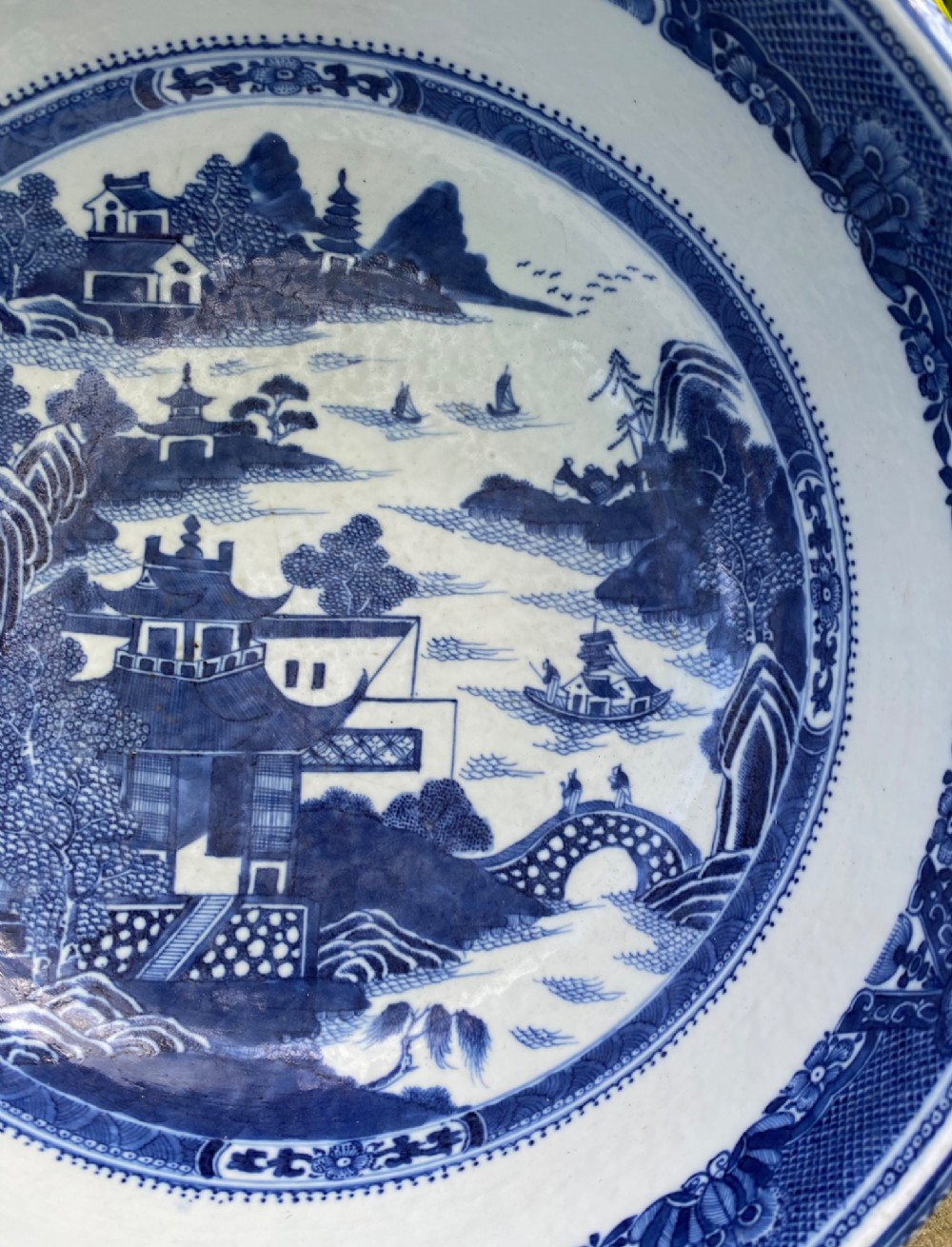 Chinese porcelain basin, c.1760, Qianlong Period. View IX