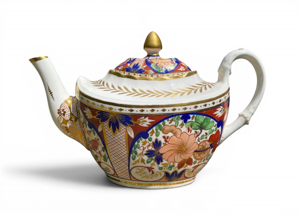 Chamberlains Worcester porcelain teapot, c. 1810.