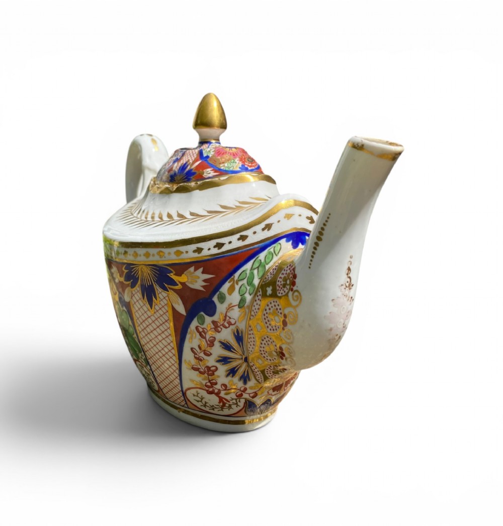 Chamberlains Worcester porcelain teapot, c. 1810. View III