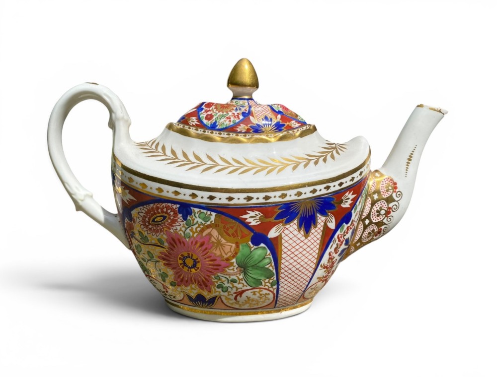 Chamberlains Worcester porcelain teapot, c. 1810. View IV