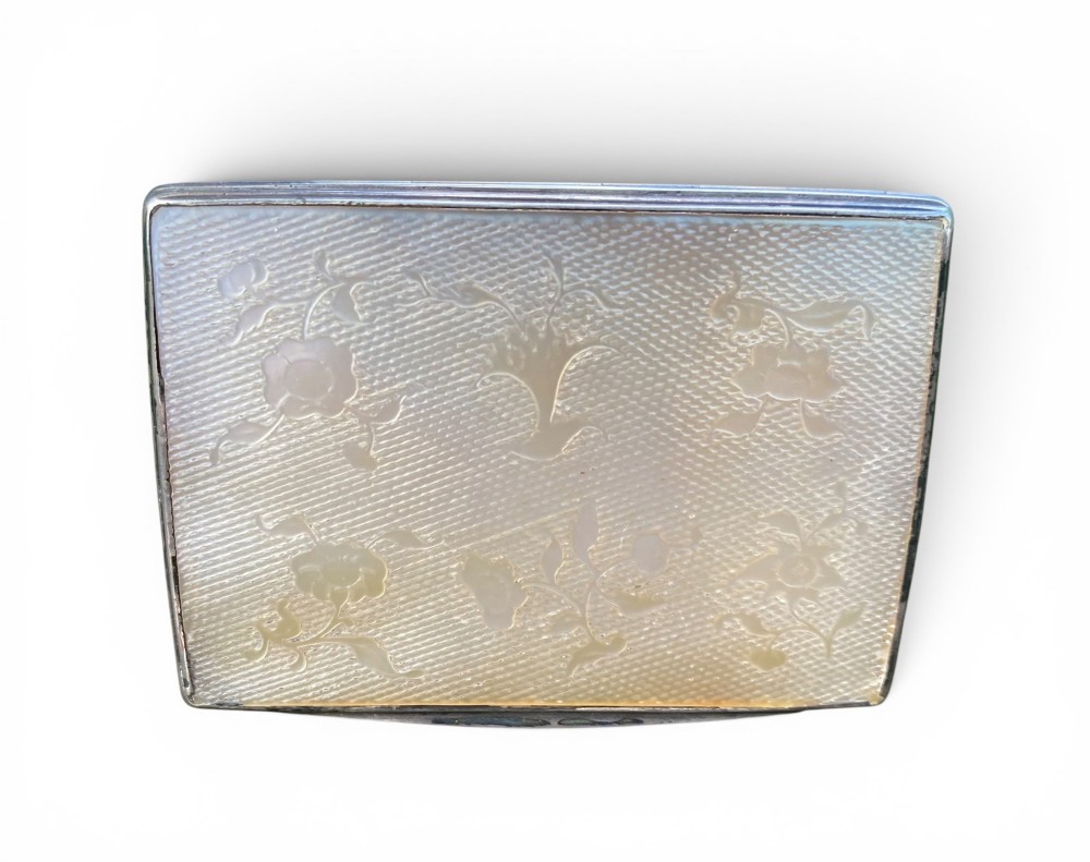 Chinese mother of pearl and silver snuff box, 18th Century. View II