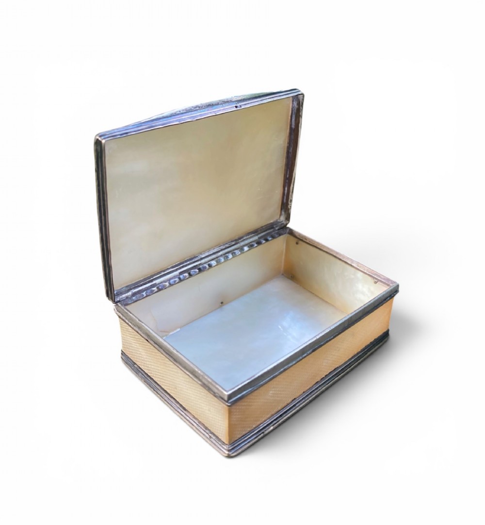 Chinese mother of pearl and silver snuff box, 18th Century. View III