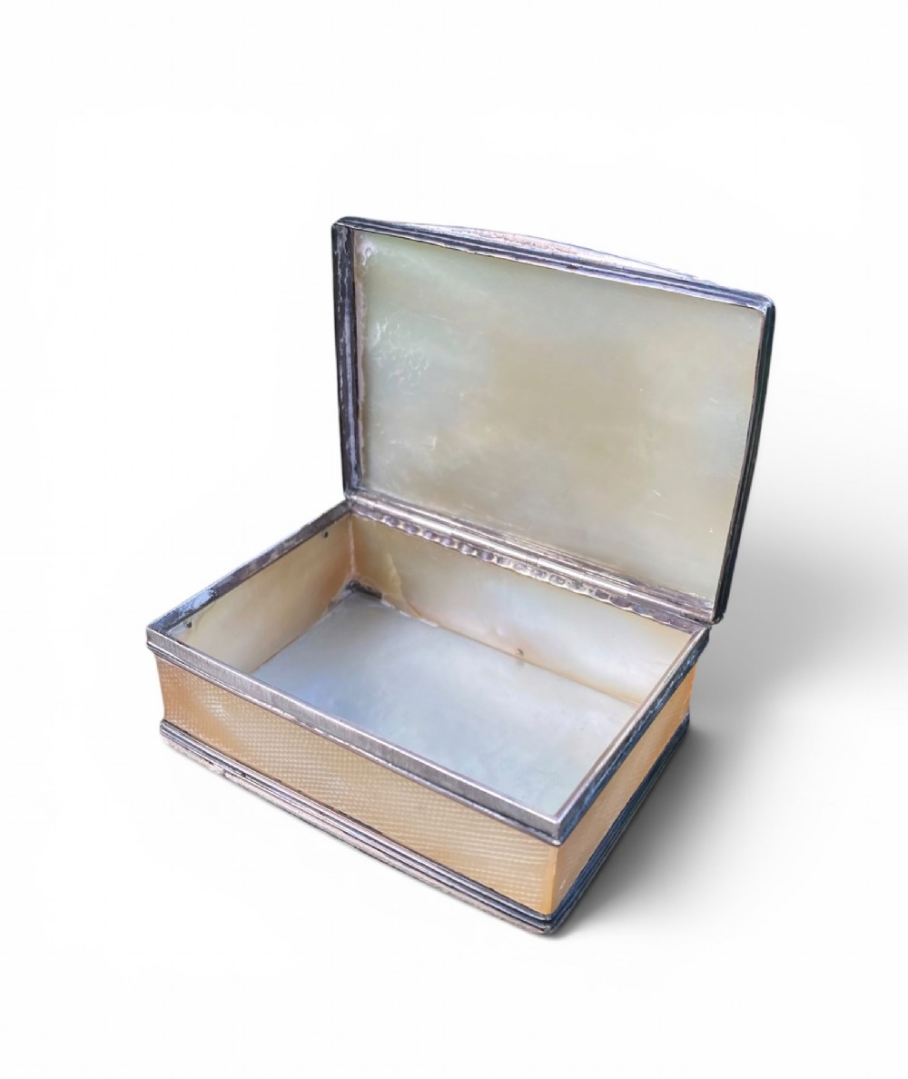 Chinese mother of pearl and silver snuff box, 18th Century. View IV