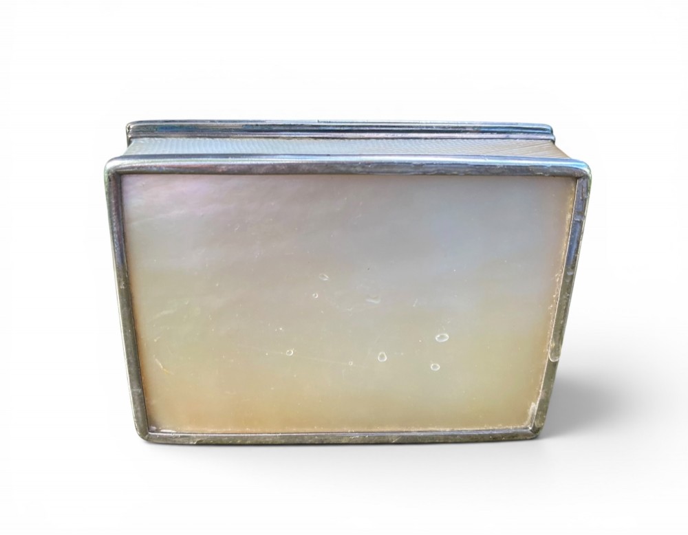 Chinese mother of pearl and silver snuff box, 18th Century. View VII