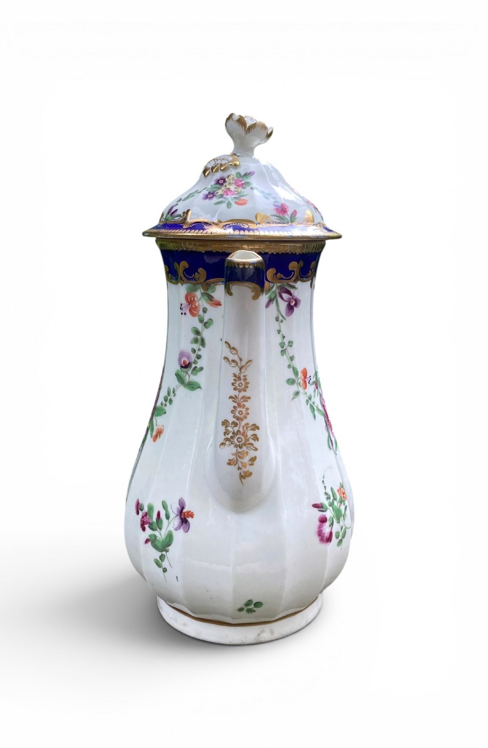 An 18th-century Worcester soft-paste porcelain coffee pot with a cobalt blue rim, hand-painted floral sprays, gilt detailing, and a matching lid with a flower finial. View III