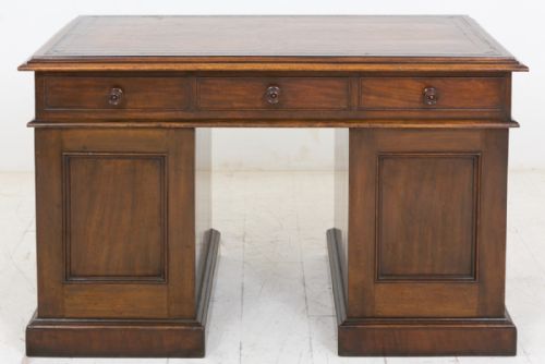 VICTORIAN MAHOGANY PEDESTAL DESK - ADDITIONAL PHOTO 3