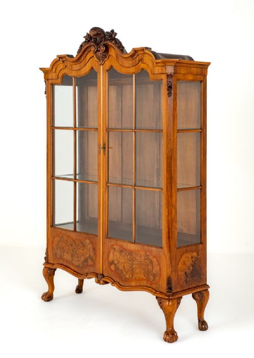 Good Quality Queen Anne Style Walnut Display Cabinet