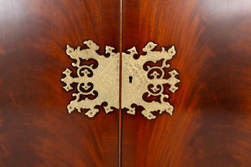 QUEEN ANNE STYLE MAHOGANY COCKTAIL CABINET - ADDITIONAL PHOTO 2