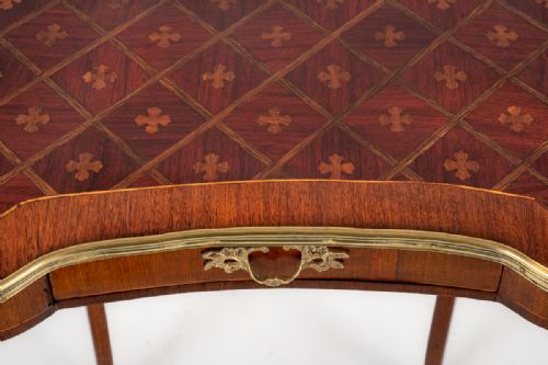 A RATHER PRETTY FRENCH MAHOGANY OCCASIONAL TABLE - ADDITIONAL PHOTO 1