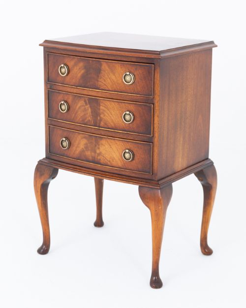 MAHOGANY QUEEN ANNE STYLE BEDSIDE CABINET