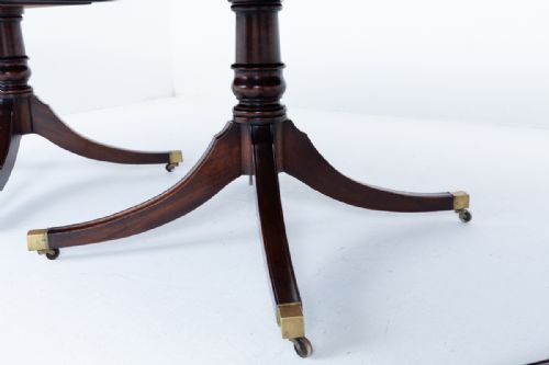 IMPRESSIVE 20 22 SEAT REGENCY STYLE MAHOGANY DINING TABLE - ADDITIONAL PHOTO 3