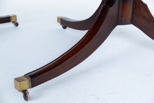 IMPRESSIVE 20 22 SEAT REGENCY STYLE MAHOGANY DINING TABLE - ADDITIONAL PHOTO 5