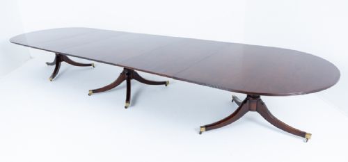 IMPRESSIVE 20 22 SEAT REGENCY STYLE MAHOGANY DINING TABLE