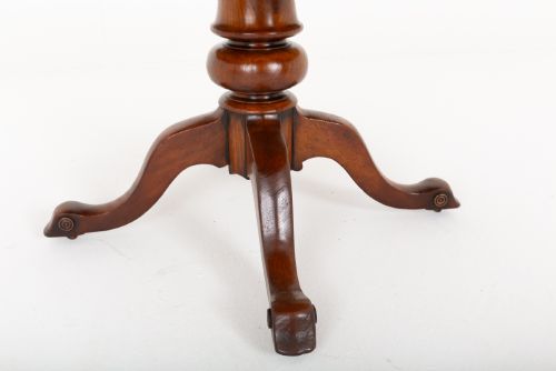 fig 2. An antique Victorian mahogany extending dining table featuring an oval top, removable centre leaf, and a carved central pedestal base with splayed legs.