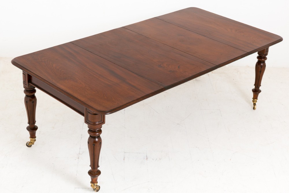 Mid Victorian Mahogany Extending Dining table