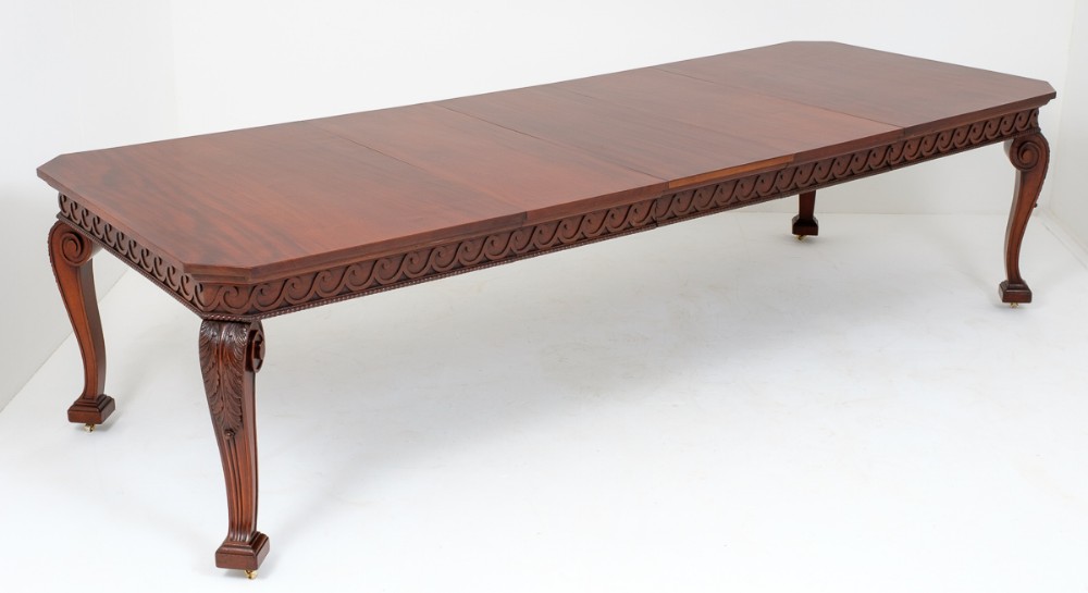 Superb Mahogany Extending Dining Table