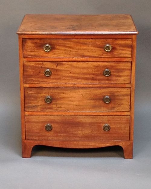 Early 19tthc. Mahogany Chest of 4 Drawers